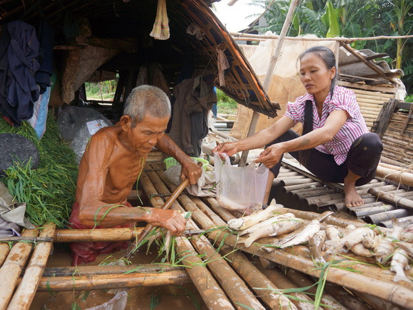 Hơn 8 tấn cá lồng nuôi chết trắng sông Mã chỉ sau một đêm ảnh 1