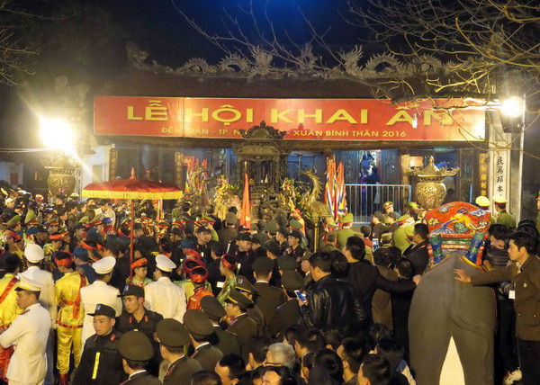 Nam Định kiên quyết chặn tình trạng lấy lộc ở lễ Khai ấn đền Trần ảnh 1