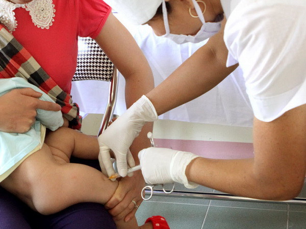 Sóc Trăng: Bé trai 2 tháng tuổi tử vong sau tiêm vắcxin 5 trong 1 ảnh 1