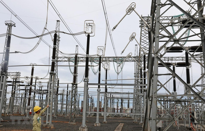 Vận hành lưới điện truyền tải tại trạm biến áp 500kV Đak Nông. (Ảnh: Ngọc Hà/TTXVN) Xây dựng kịch bản đảm bảo truyền tải điện an toàn mùa nắng nóng ảnh 2