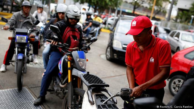 Khan hiếm xăng dầu, người dân Venezuela ngày càng khốn khó ảnh 1