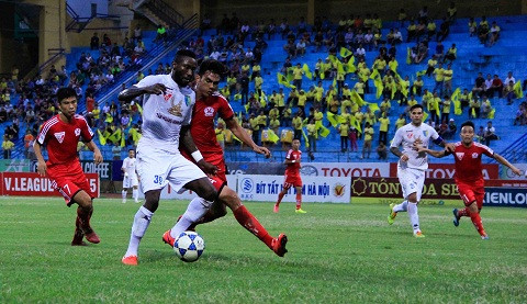 Thắng Than Quảng Ninh 1-0, Hà Nội T&T vượt lên vị trí thứ 2 ảnh 1