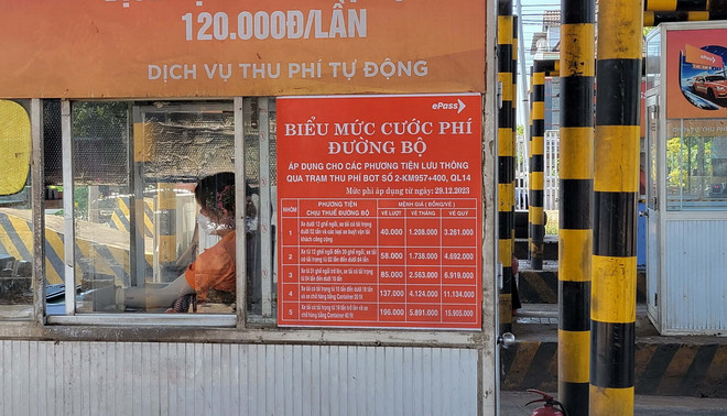 Biểu giá tại trạm thu phí số 2, Quốc lộ 14 qua xã Đồng Tiến, huyện Đồng Phú. (Ảnh: Đậu Tất Thành/TTXVN) ttxvn_1405_BOT (1).jpg