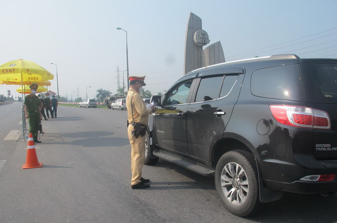 Lá chắn "sống" chốt chặn, ngăn dịch nơi cửa ngõ thủ đô Hà Nội ảnh 2