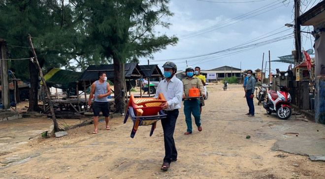 Các lực lượng hỗ trợ người dân sơ tán đến nơi an toàn. (Ảnh: TTXVN phát) TT-Huế: Mất liên lạc với 23 người vào rừng trước cơn bão số 5 ảnh 1