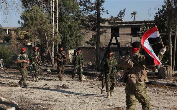 Binh sỹ ủng hộ Chính phủ Syria tuần tra tại Uwaija, Aleppo. (Nguồn: AFP/TTXVN) Quân đội Syria bác tin xảy ra đụng độ giữa các lực lượng Iran, Nga ảnh 1