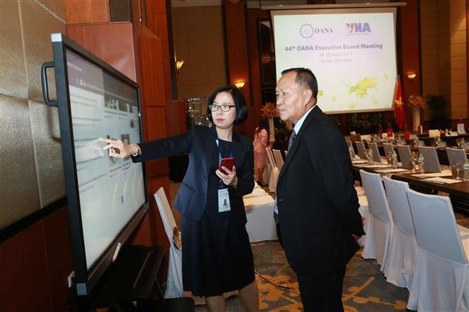 Phó Tổng Giám đốc TTXVN Vũ Việt Trang giới thiệu với đại biểu về giao diện Trang thông tin chuyên đề của TTXVN về Hội nghị OANA 44. (Ảnh: Doãn Tấn/TTXVN) Các hãng truyền thông khu vực đưa tin đậm nét về hội nghị OANA 44 ảnh 2