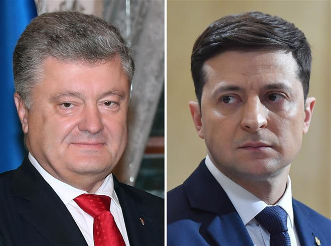 Tổng thống đương nhiệm Ukraine Petro Poroshenko (trái) và ứng cử viên tranh cử Tổng thống Volodymyr Zelensky (phải). (Nguồn: AFP/TTXVN) Hai ứng cử viên tổng thống Ukraine vòng 2 tranh luận trực tiếp ảnh 1