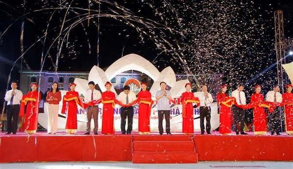 Phó Thủ tướng Vương Đình Huệ và các đại biểu cắt băng khánh thành. (Ảnh: Phan Quân/TTXVN) Lễ công nhận thành phố Hà Tĩnh là đô thị loại 2 ảnh 1