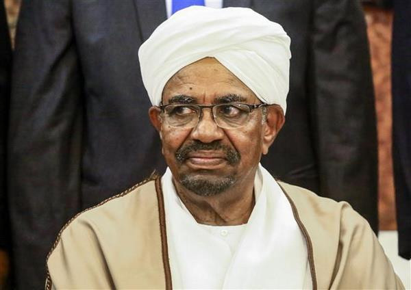 Tổng thống Sudan bị phế truất Omar al-Bashir. (Nguồn: AFP/TTXVN) Tổng thống bị phế truất al-Bashir bị điều tra về cáo buộc rửa tiền ảnh 1