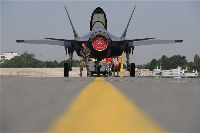 Máy bay chiến đấu F-35 của Mỹ tại Triển lãm hàng không quốc tế Paris, Pháp. (Nguồn: AFP/TTXVN) Nhật Bản không thay đổi kế hoạch mua chiến đấu cơ F-35 ảnh 1