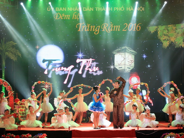 Thủ đô Hà Nội đón Tết Trung thu trong khí trời đầu thu mát mẻ ảnh 1