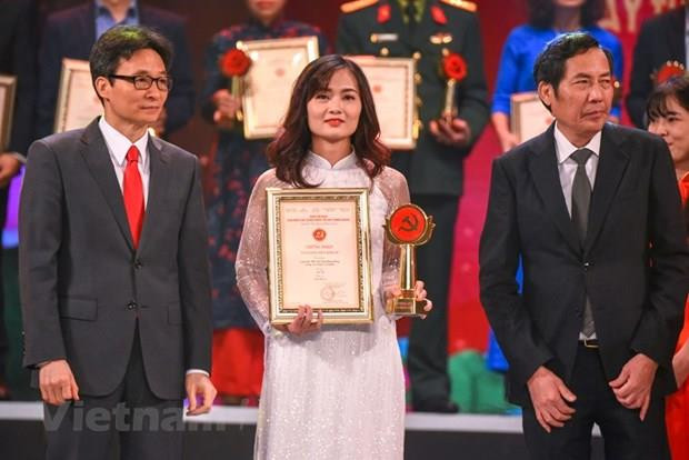 Phóng viên Cao Thùy Giang - Báo điện tử VietnamPlus giành giải Khuyến khích tại Giải Búa Liềm lần thứ ba (2018). (Ảnh: Vietnam+) Công điện của Thủ tướng về phòng tham nhũng trong hoạt động công vụ ảnh 2