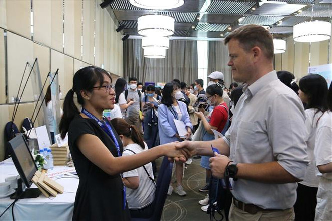 Đông đảo người lao động và sinh viên học sinh trong và ngoài Thành phố Hồ Chí Minh tham quan, tìm việc tại các gian hàng doanh nghiệp Pháp. (Ảnh: Thanh Vũ/TTXVN) Nửa thế kỷ hợp tác và phát triển của Quan hệ Ngoại giao Việt-Pháp ảnh 3