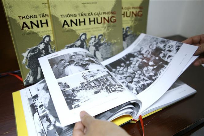 Cuốn sách Thông tấn xã Giải phóng Anh hùng mới được phát hành. (Ảnh: Minh Quyết/TTXVN) Để xuất bản thực sự là hoạt động tư tưởng sắc bén của Đảng, Nhà nước ảnh 2