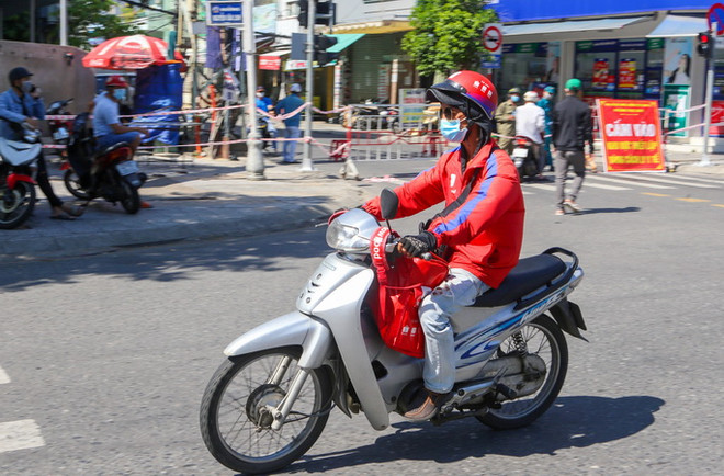 Lập danh sách tiêm vaccine cho đối tượng cung ứng hàng hóa thiết yếu ảnh 1