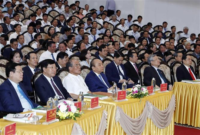 Thủ tướng Nguyễn Xuân Phúc và các đại biểu dự hội nghị. (Ảnh: Thống Nhất/TTXVN) 10 năm Chương trình mục tiêu quốc gia xây dựng nông thôn mới ảnh 2