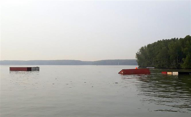 TP.HCM: Chìm tàu chở gần 300 container trên sông Lòng Tàu ảnh 2