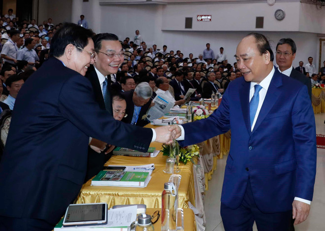 Thủ tướng Nguyễn Xuân Phúc dự Hội nghị toàn quốc tổng kết 10 năm Chương trình mục tiêu quốc gia xây dựng nông thôn mới. (Ảnh: Thống Nhất/TTXVN) 10 năm Chương trình mục tiêu quốc gia xây dựng nông thôn mới ảnh 1
