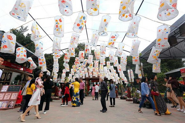Người dân thủ đô du xuân tại khu vực hồ Văn, Văn Miếu-Quốc Tử Giám. (Ảnh: Danh Lam/TTXVN) Tấp nập hội chữ Xuân Văn Miếu-Quốc Tử Giám xin chữ đầu năm ảnh 2