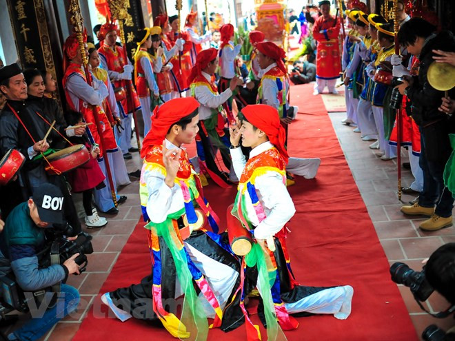 Ngày Xuân, xem trai làng Triều Khúc múa điệu trống bồng ảnh 1