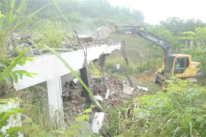 Cưỡng chế phá dỡ nhiều biệt thự xây dựng trên đất rừng Ba Vì ảnh 3