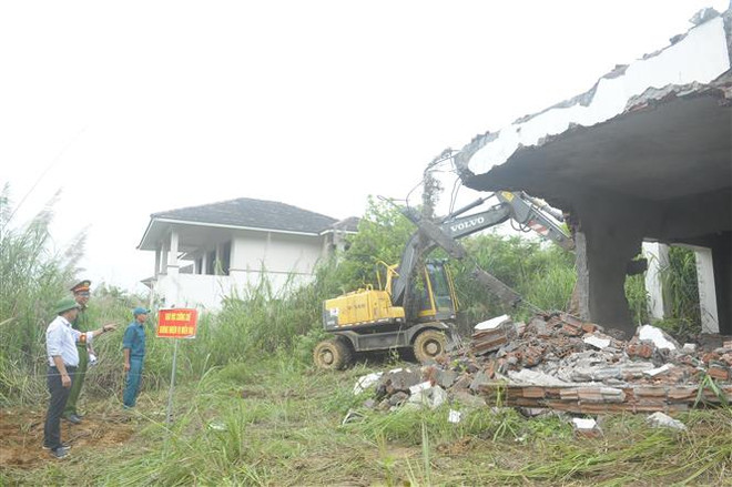 Cưỡng chế phá dỡ nhiều biệt thự xây dựng trên đất rừng Ba Vì ảnh 2