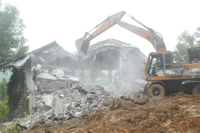 Cưỡng chế phá dỡ nhiều biệt thự xây dựng trên đất rừng Ba Vì ảnh 1