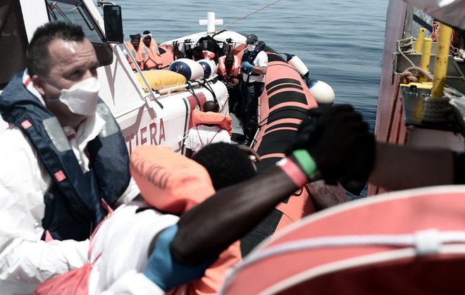 Tàu cứ hộ Aquarius chở 630 người di cư cập cảng Tây Ban Nha ảnh 1