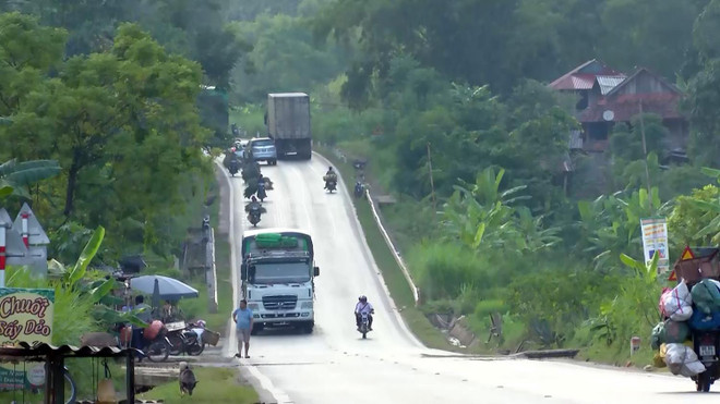 Nhiều “điểm đen” tiềm ẩn nguy cơ tai nạn giao thông trên Quốc lộ 6 ảnh 1