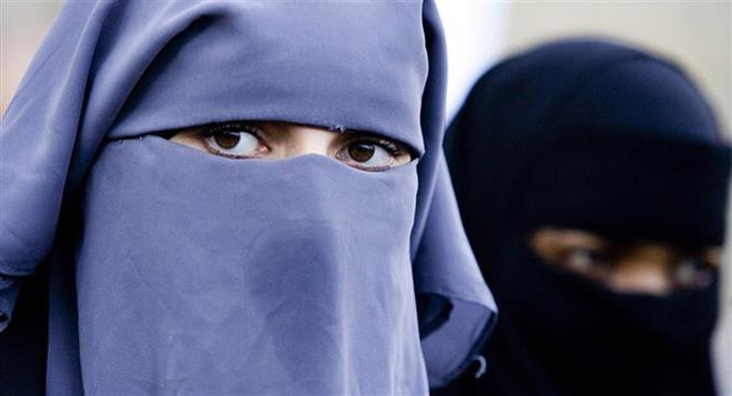 Pháp cấm phụ nữ Hồi giáo mặc trang phục truyền thống trong trường học ảnh 1