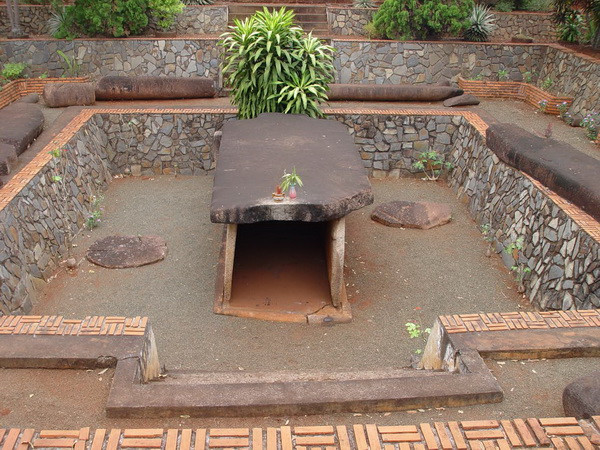 Di tích mộ cự thạch Hàng Gòn. (Ảnh: Sỹ Tuyên/Vietnam+) Mộ cổ hơn 2.000 năm ở Đồng Nai trở thành di tích quốc gia đặc biệt ảnh 2