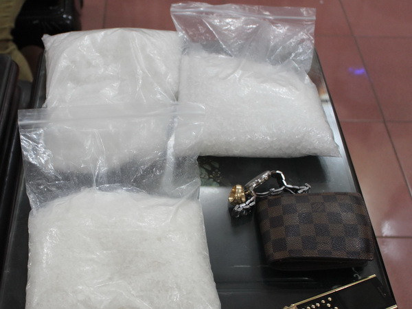 Ảnh chỉ có tính minh họa. (Ảnh: Việt hùng/TTXVN) Bắt vụ vận chuyển 1kg ma túy đá để lấy 2 triệu đồng tiền công ảnh 1