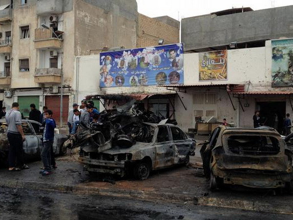 Hiện trường vụ đánh bom. (Nguồn: Reuters) Libya: Đánh bom xe ở Benghazi, gần 20 người thương vong ảnh 1