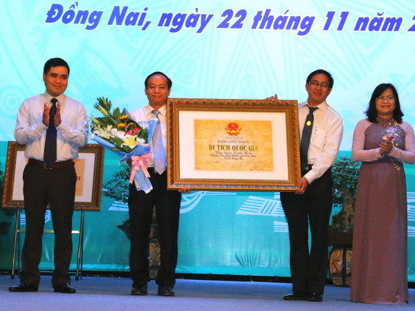 Trao bằng chứng nhận di tích quốc gia Văn miếu Trấn Biên. (Ảnh: Sỹ Tuyên/Vietnam+) Mộ cổ hơn 2.000 năm ở Đồng Nai trở thành di tích quốc gia đặc biệt ảnh 1