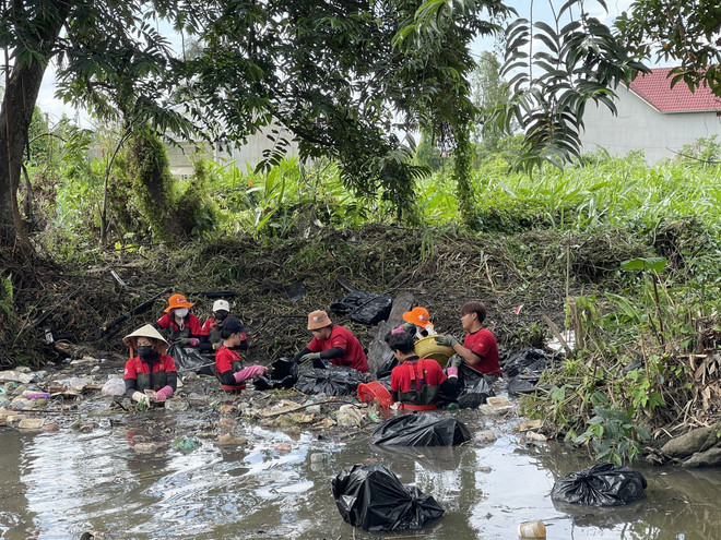 Nhóm Bình Dương Xanh ngâm mình dọn rác, làm sạch kênh rạch ảnh 1