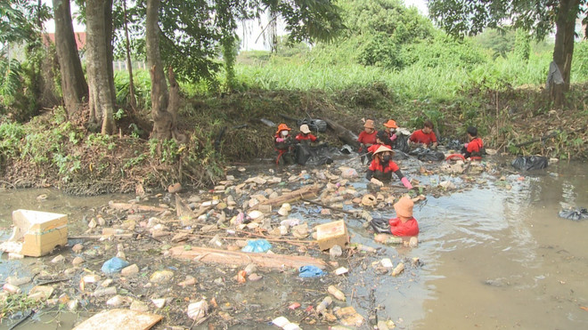 Nhóm Bình Dương Xanh ngâm mình dọn rác, làm sạch kênh rạch ảnh 2