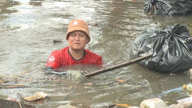 Nhóm Bình Dương Xanh ngâm mình dọn rác, làm sạch kênh rạch ảnh 3