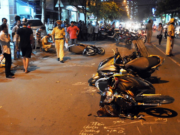 TP.HCM: "Xe điên" tông hàng loạt xe máy và người đi bộ, 1 người chết ảnh 2