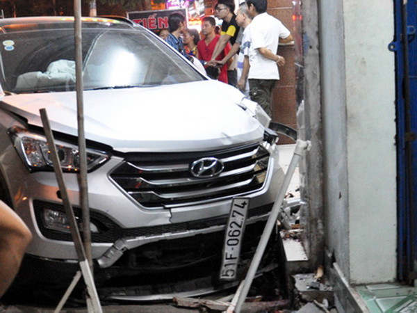 TP.HCM: "Xe điên" tông hàng loạt xe máy và người đi bộ, 1 người chết ảnh 1