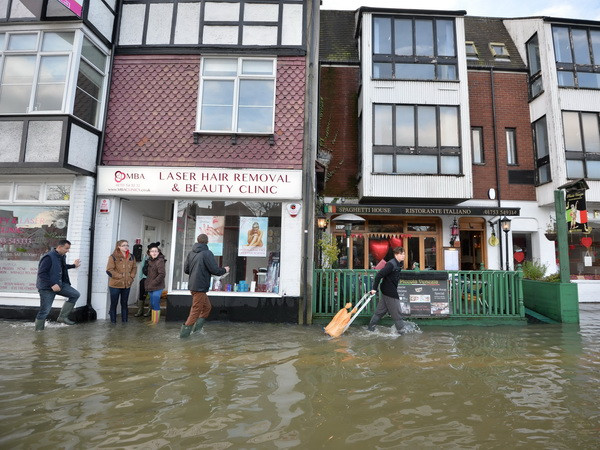 Lũ lụt gây thiệt hại 1,4 tỷ USD cho các doanh nghiệp Anh ảnh 1