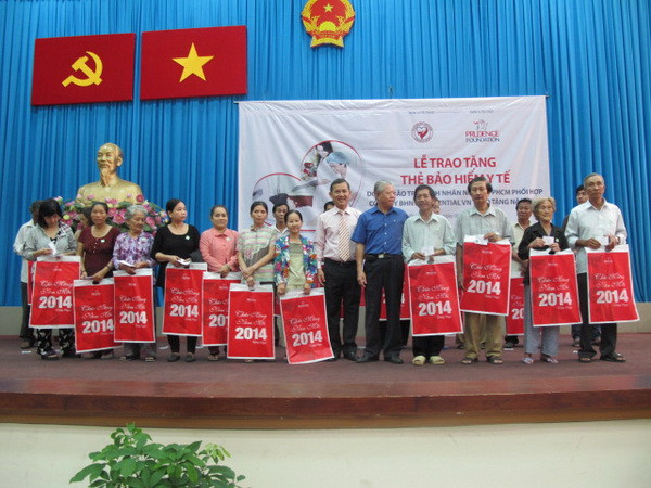 Trao tặng 2.500 thẻ bảo hiểm y tế cho người nghèo ảnh 1