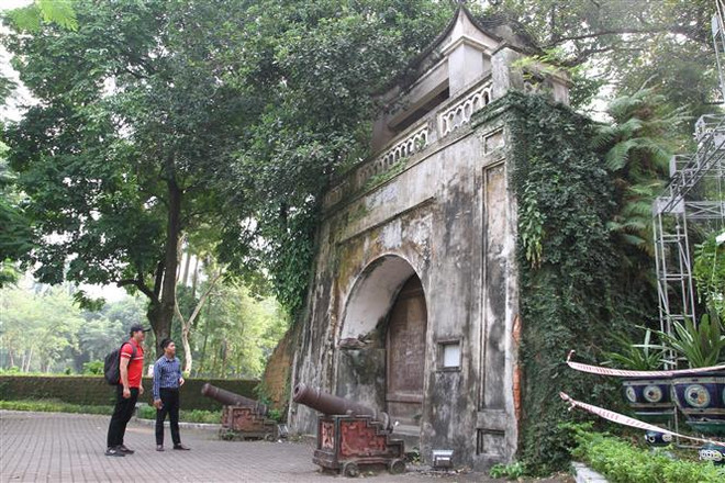 Du khách tham quan Thành cổ Sơn Tây. (Ảnh: Nguyễn Thắng/TTXVN) Hà Nội tiến hành khai quật khảo cổ di tích Thành cổ Sơn Tây ảnh 1