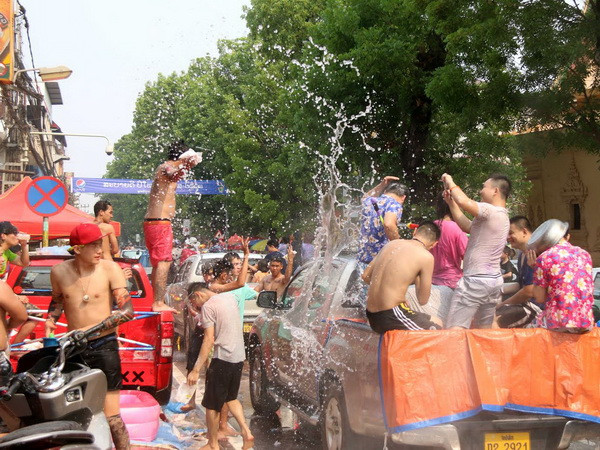 Người dân Lào, Campuchia tưng bừng đón Tết cổ truyền dân tộc ảnh 1