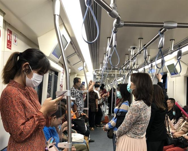 Người dân Thái Lan đeo khẩu trang tự bảo vệ mình trước dịch COVID-19 khi đi tàu điện ngầm ở thủ đô Bangkok. (Ảnh: Ngọc Quang/TTXVN) Nhật Bản công bố kế hoạch mới nhằm khống chế dịch COVID-19 ảnh 3