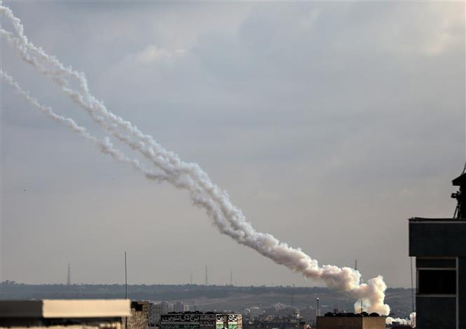 Rocket được bắn từ dải Gaza về phía Israel ngày 24/2. (Ảnh: THX/TTXVN) Liên hợp quốc cảnh báo tình hình căng thẳng gia tăng ở Dải Gaza ảnh 1