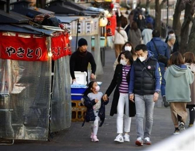 Người dân đeo khẩu trang để phòng tránh lây nhiễm COVID-19 tại Fukuoka, Nhật Bản. (Ảnh: Kyodo/TTXVN) Nhật Bản công bố kế hoạch mới nhằm khống chế dịch COVID-19 ảnh 1