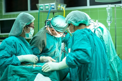 Phía sau vinh quang nghề y là nhiều gian nan chưa được thổ lộ: những ca mổ hàng giờ, lịch trực đêm hay áp lực tinh thần căng thẳng. Những nỗi vất vả chưa từng thổ lộ của người làm ngành y ảnh 1