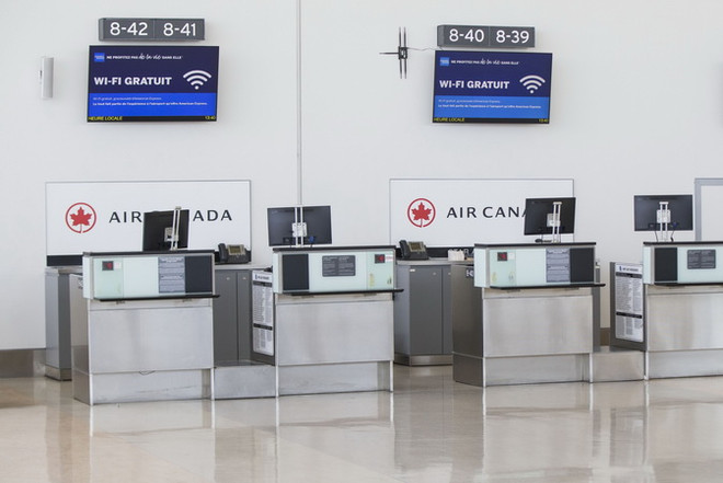 Khu vực làm thủ tục tại sân bay quốc tế Pearson ở Toronto, Canada vắng bóng hành khách do dịch COVID-19 ngày 21/3 vừa qua. (Ảnh: THX/TTXVN) IATA: Doanh thu ngành hàng không sẽ giảm khoảng 55% trong năm 2020 ảnh 1
