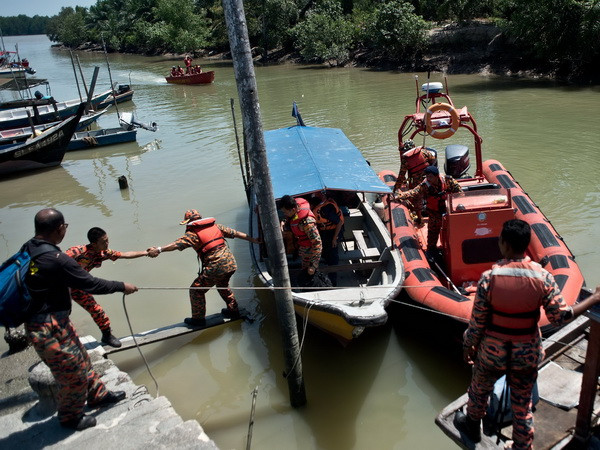 Malaysia: Vụ đắm tàu do chở gấp 3 lần số hành khách cho phép ảnh 1